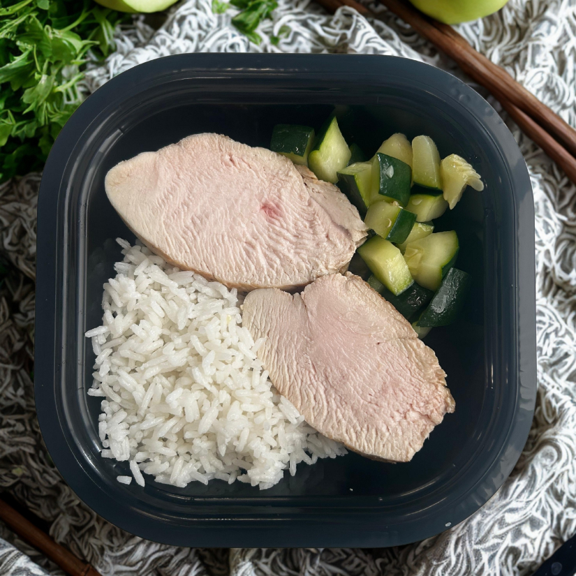 PAVO A LA PLANCHA CON ARROZ COCIDO Y CALABACIN